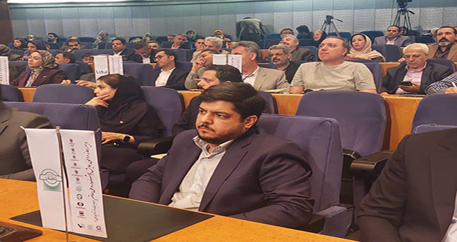 اهدای تندیس جشنواره ملی حاتم به مدیرعامل  شرکت محصولات کاغذی لطیف 