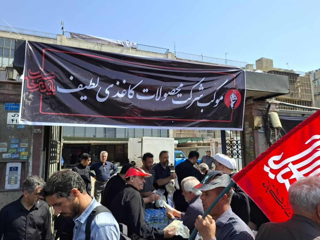 موکب شرکت محصولات کاغذی لطیف در مسیر تشییع رهبر انقلاب برپا شد